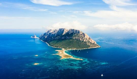 Tavolara vista dal mare nel nord-est della Sardegna